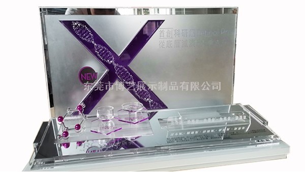 我們在定制亞克力展示架時，應(yīng)該選擇UV印刷還是絲印呢？